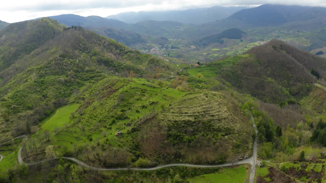 空中向前风景拍摄的绿色自然山丘对多云的天空-亚平宁山脉，意大利视频素材