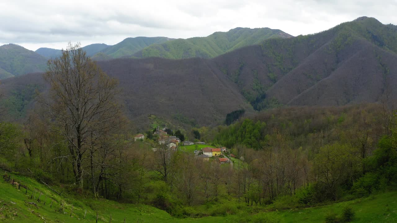 空中向前风景拍摄的住宅在山上对云天空-亚平宁山脉，意大利视频素材