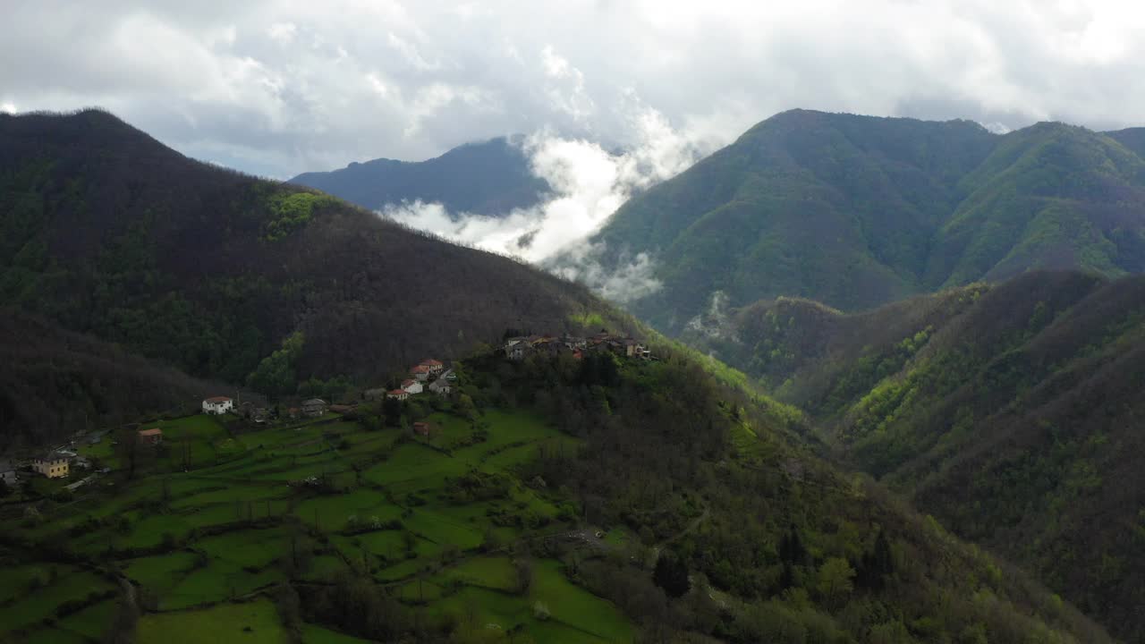 绿色山脉的空中美丽镜头，无人机在住宅上空飞行-亚平宁山脉，意大利视频素材