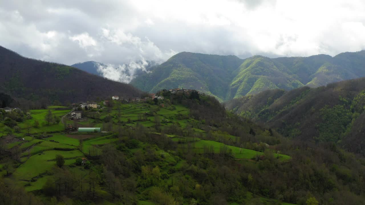 空中向前美丽的房子在山顶，无人机飞行在绿色景观-亚平宁山脉，意大利视频素材