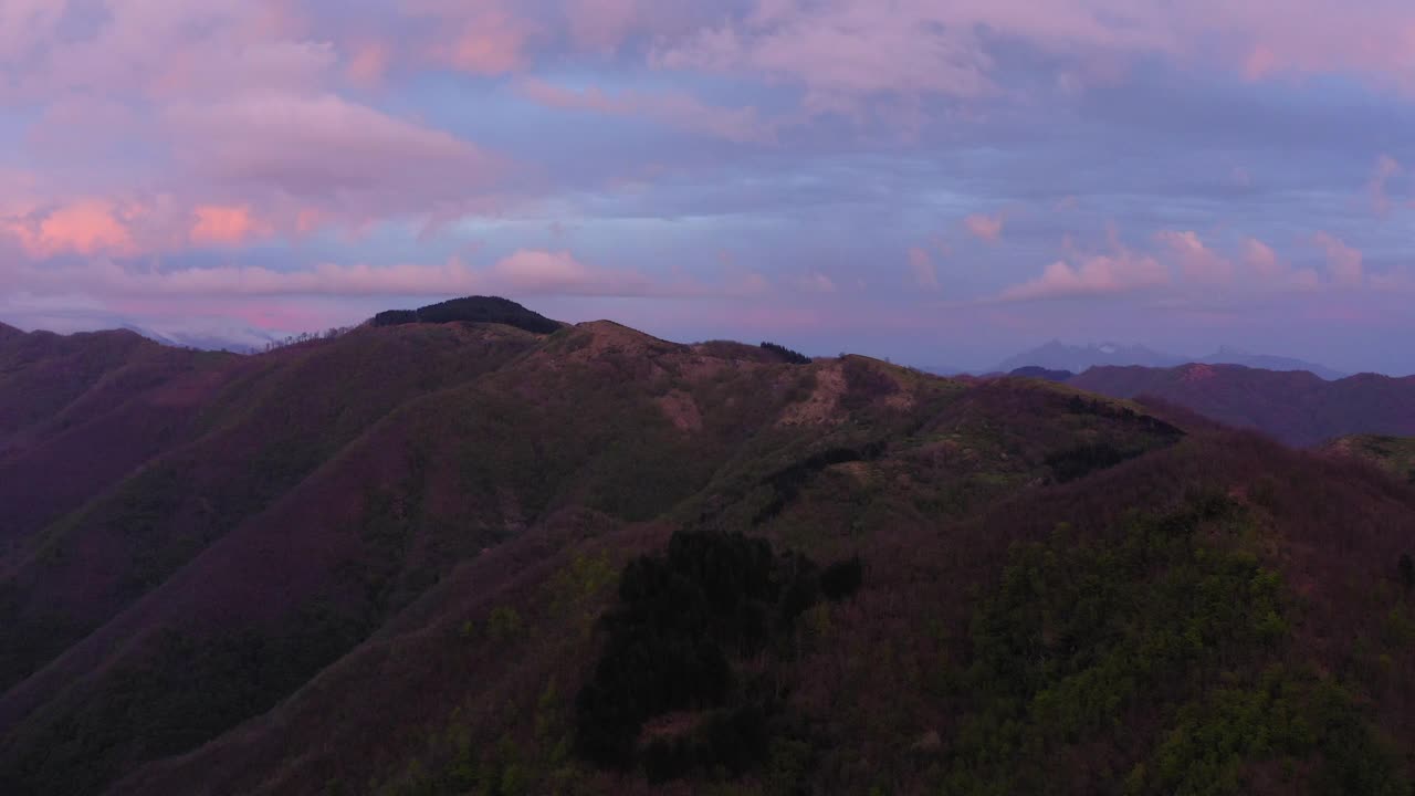 鸟瞰图:亚平宁山脉壮观的日落美景视频素材