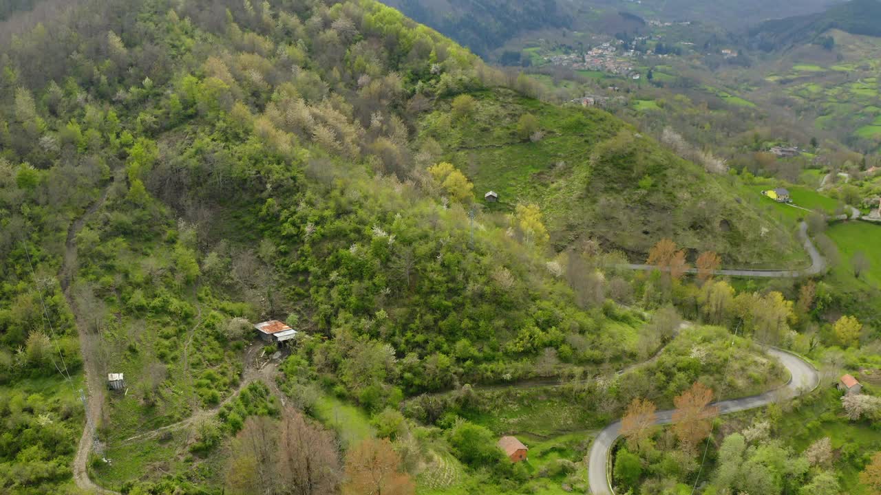 空中风景拍摄的建筑在山上，无人机飞行在绿色景观-亚平宁山脉，意大利视频素材