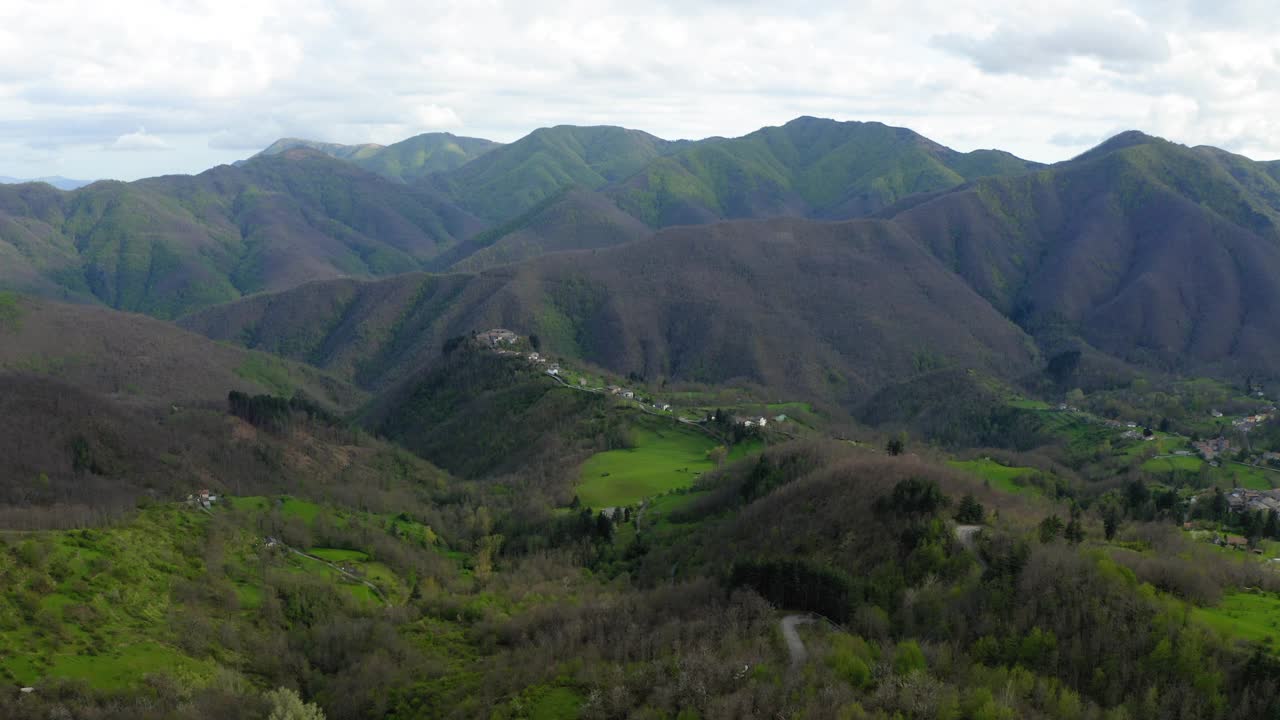 空中风景拍摄的房子在山顶，无人机向下飞过树木-亚平宁山脉，意大利视频素材