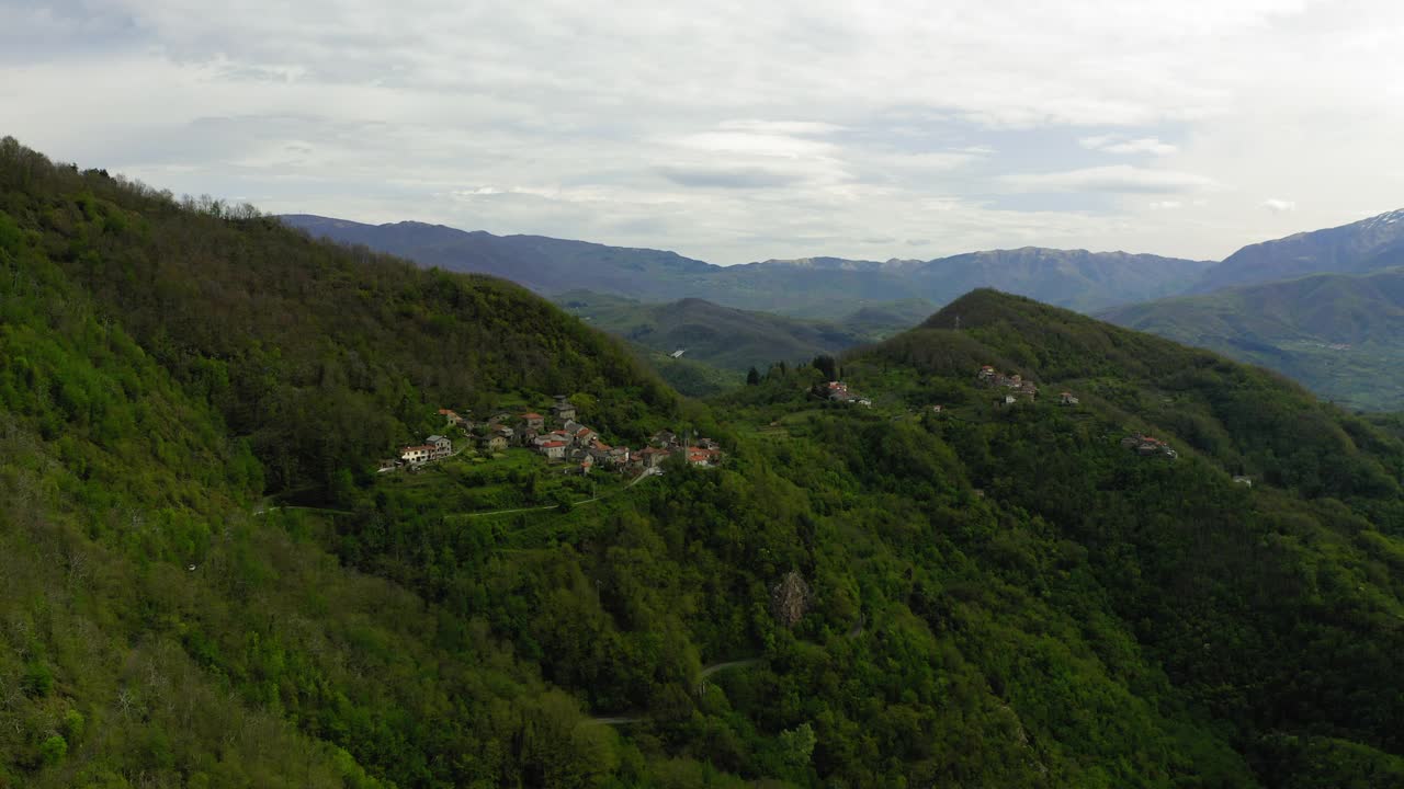 山顶住宅的空中风景拍摄，无人机飞过绿色景观-亚平宁山脉，意大利视频素材