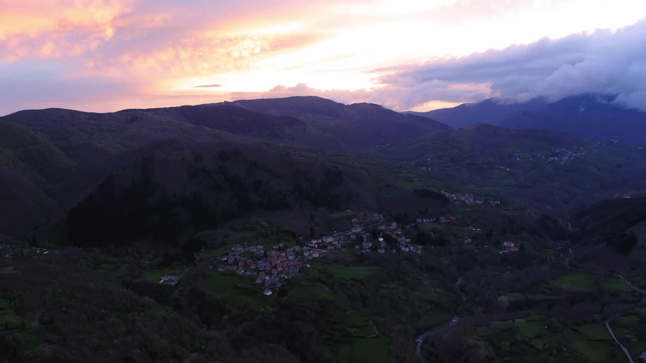 空中风景拍摄的房子在山上在多云的天空日落-亚平宁山脉，意大利视频素材