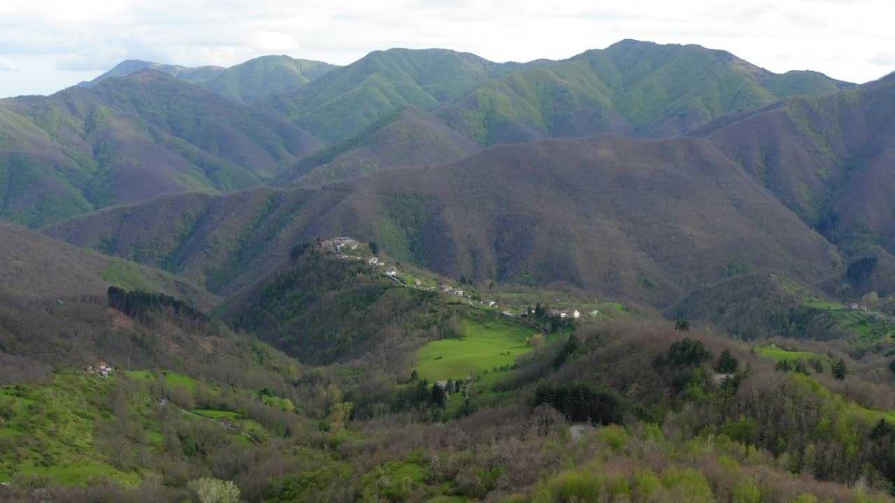 空中风景拍摄的建筑在山顶，无人机飞行在绿色景观-亚平宁山脉，意大利视频素材