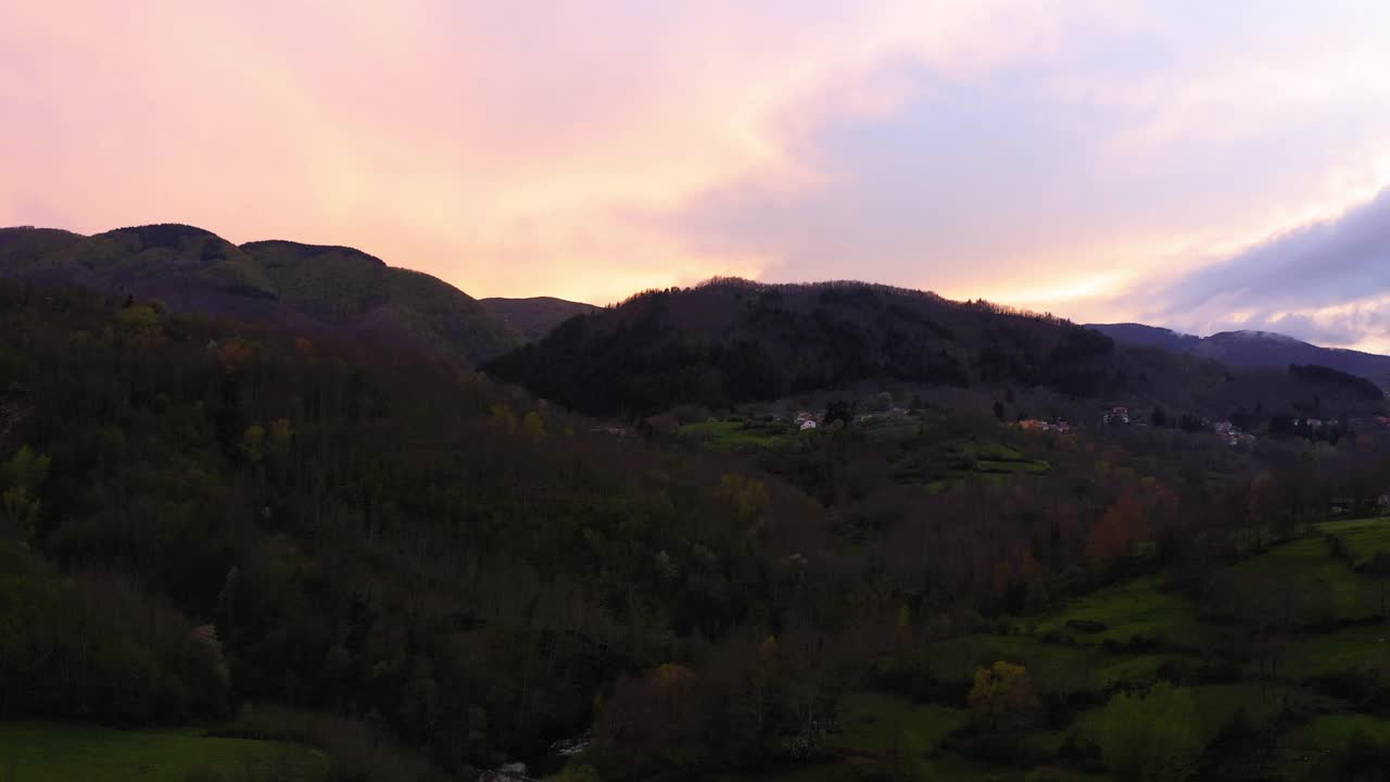 航拍:田园诗般的丘陵景观在日落的多云天空-亚平宁山脉，意大利视频素材