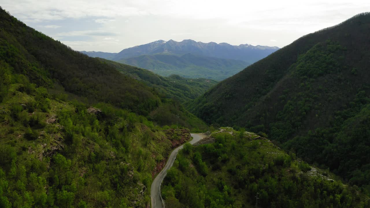 空中美丽的道路在绿色森林，无人机飞越山脉-亚平宁山脉，意大利视频素材