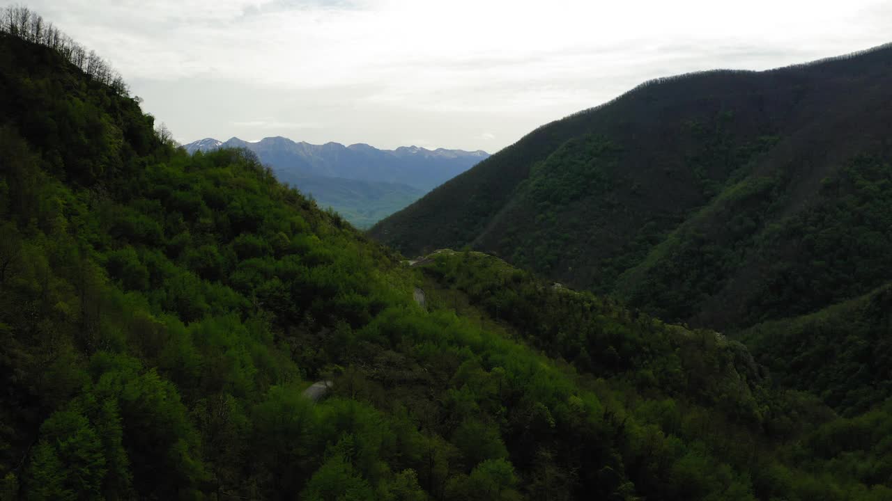 空中向前美丽的镜头公路在绿色的山脉，无人机飞越山脉-亚平宁山脉，意大利视频素材