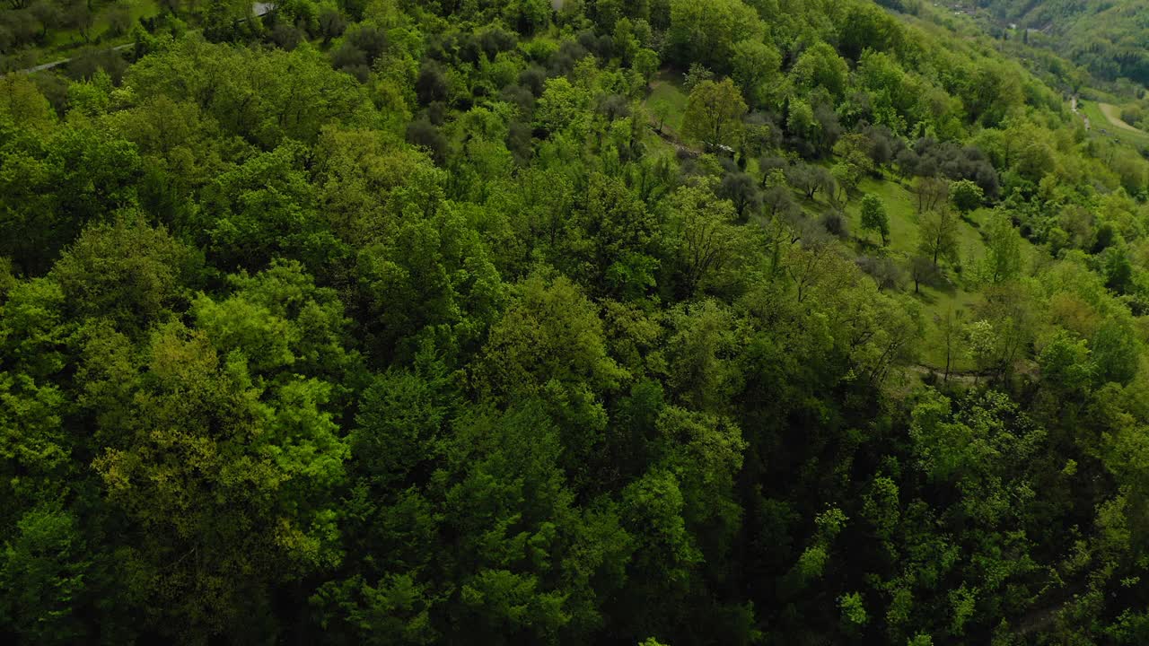 空中美丽的照片的住宅在山上，无人机飞行在绿色景观-亚平宁山脉，意大利视频素材