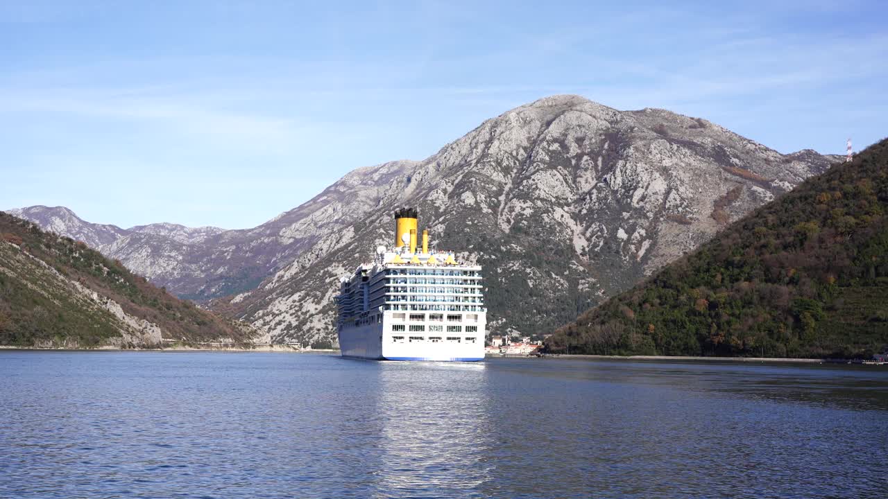 从渡轮上看到一艘航行在海湾上的大型旅游班轮视频素材