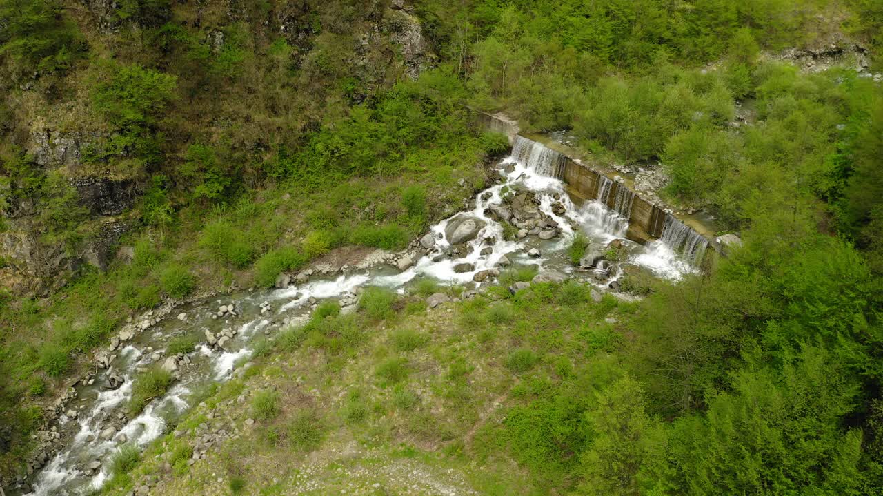 空中风景拍摄的水在河流中流动，无人机向下飞行的绿色景观-亚平宁山脉，意大利视频素材