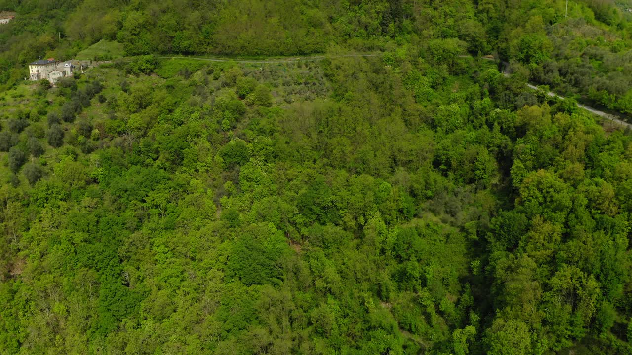 空中前进的美丽镜头，山上的绿色森林对天空-亚平宁山脉，意大利视频素材