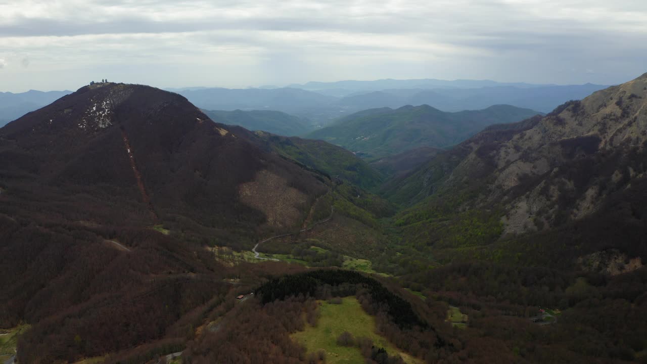 空中向前的美丽的风景，绿色的山对云的天空-亚平宁山脉，意大利视频素材