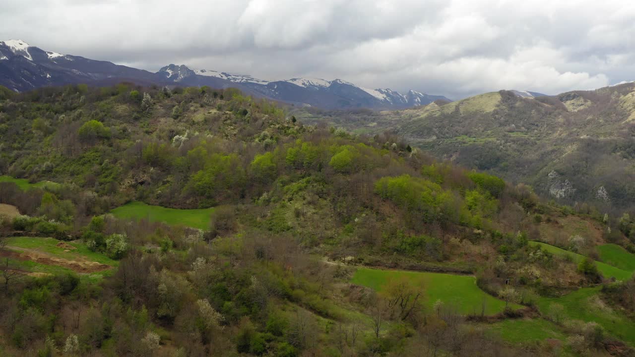 空中风景雪山对天空，无人机飞行在绿色景观-亚平宁山脉，意大利视频素材