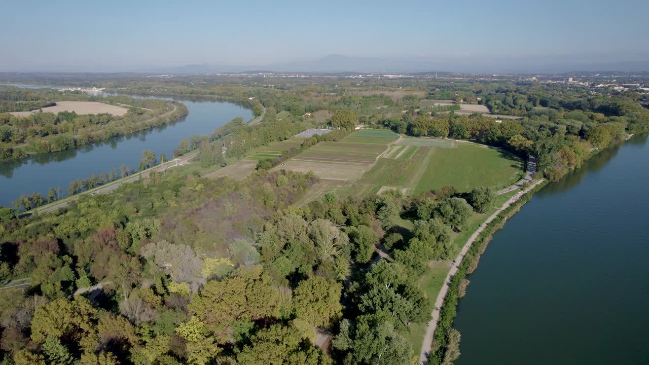 阿维尼翁鸟瞰图，ile de la Barthelasse和Villeneuve-lès-Avignon的风景视频素材