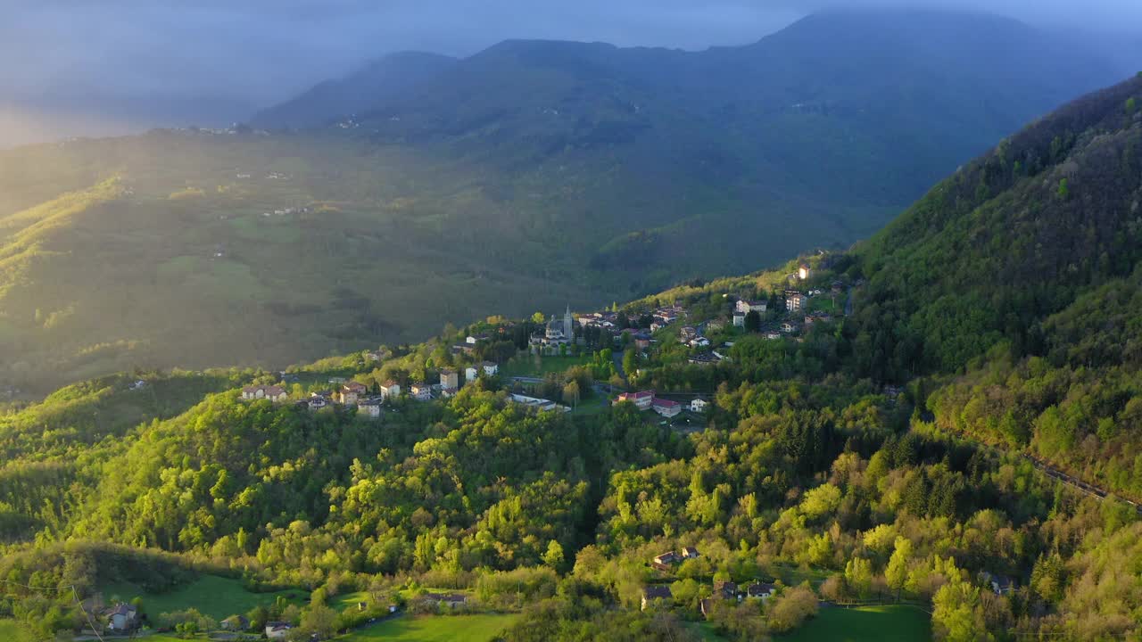 山顶住宅的空中风景拍摄，无人机飞越绿色景观-亚平宁山脉，意大利视频素材