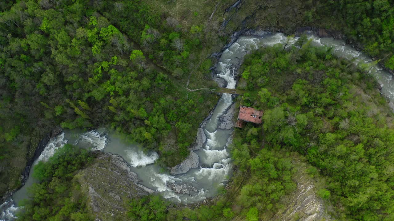 空中俯瞰河流流动的美丽镜头，无人机飞越绿色景观-亚平宁山脉，意大利视频素材