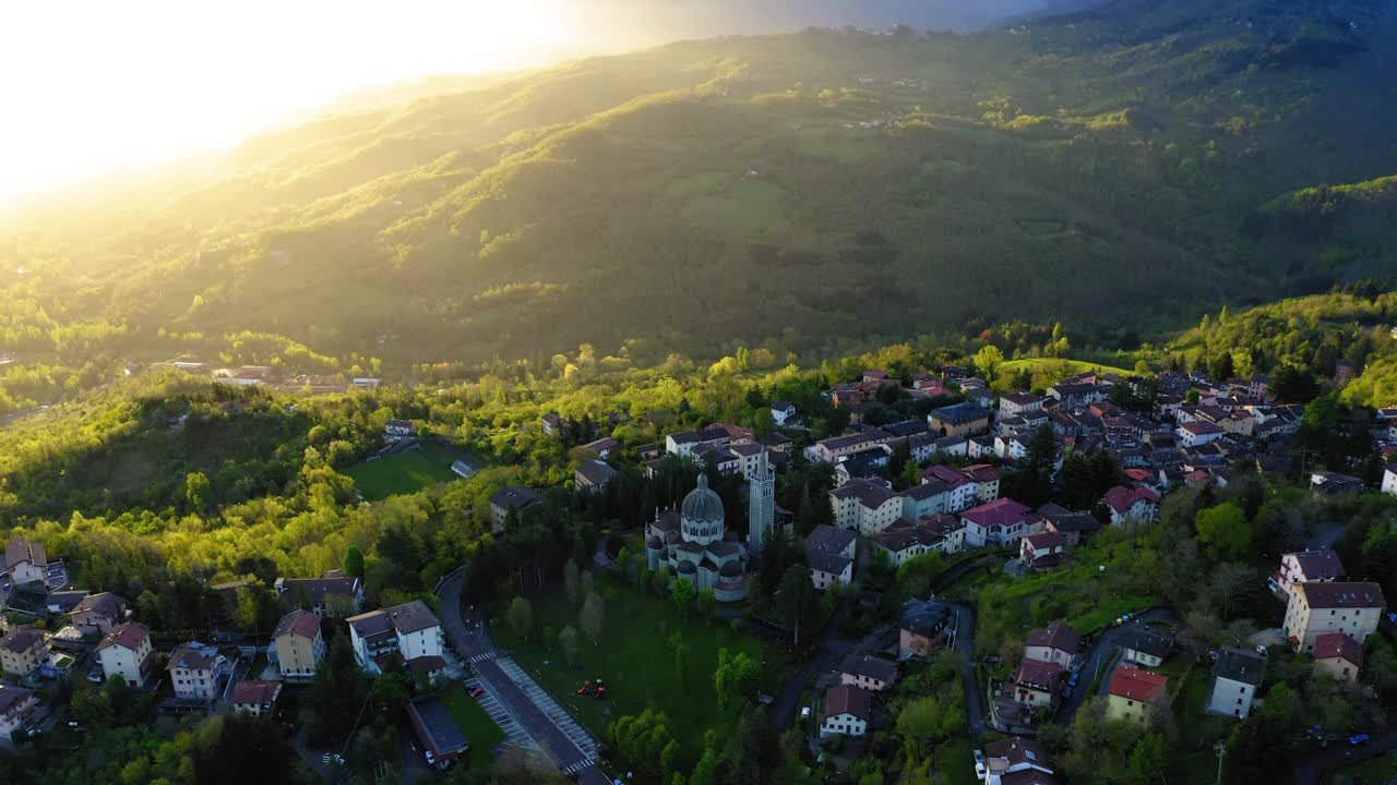 日落时自然山丘的空中美丽镜头，无人机飞过建筑结构-亚平宁山脉，意大利视频素材