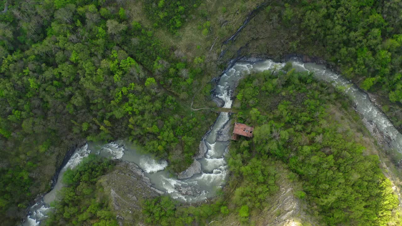 空中俯瞰河流的美丽景色，无人机在景观上空飞行-亚平宁山脉，意大利视频素材