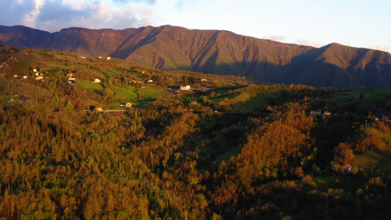 空中向前的美丽的景色，建筑结构在山上反对多云的天空日落-亚平宁山脉，意大利视频素材