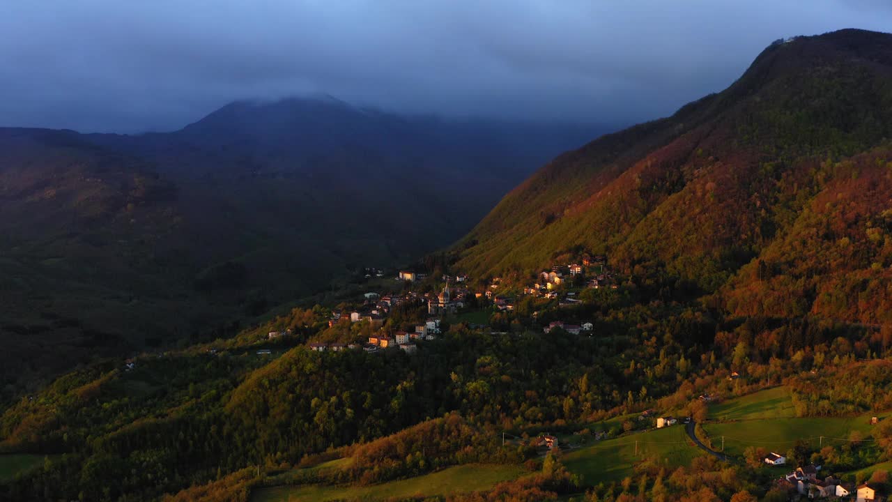 日落时山顶上建造的房屋的空中美景-亚平宁山脉，意大利视频素材