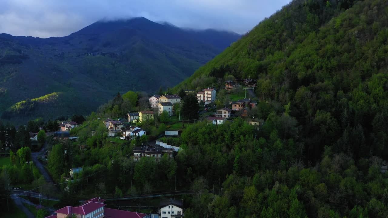 空中向前美丽的风景的住宅在山顶上反对多云的天空-亚平宁山脉，意大利视频素材