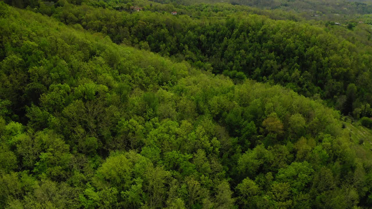 空中美丽的山景映衬多云的天空，无人机向前飞行在绿色的树木-亚平宁山脉，意大利视频素材