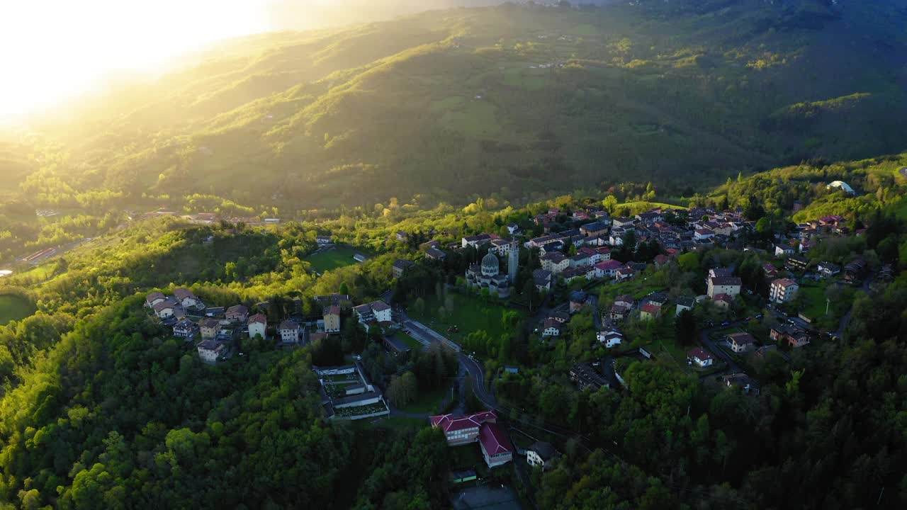 日落时绿色景观上的房屋的空中下降风景镜头-亚平宁山脉，意大利视频素材