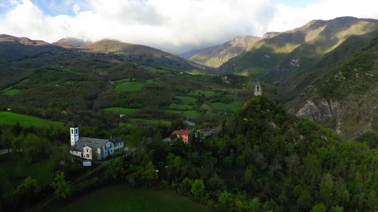 空中向后美丽的镜头的建筑结构在山上对云的天空-亚平宁山脉，意大利视频素材