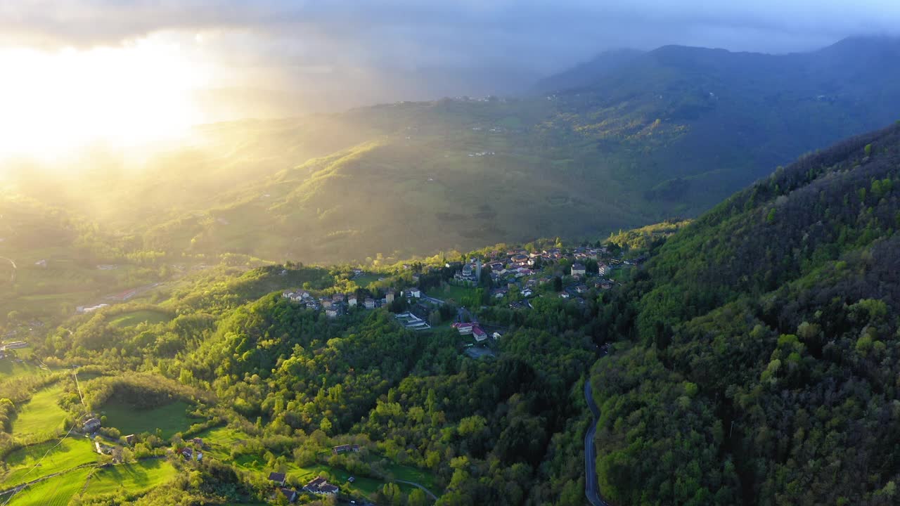 空中向前的住宅在绿色山丘日落期间-亚平宁山脉，意大利视频素材