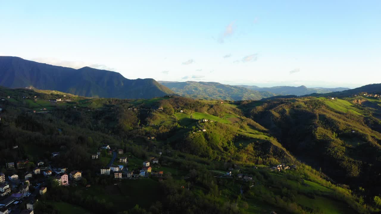 空中向前美丽的房子在绿色山丘上的天空-亚平宁山脉，意大利视频素材