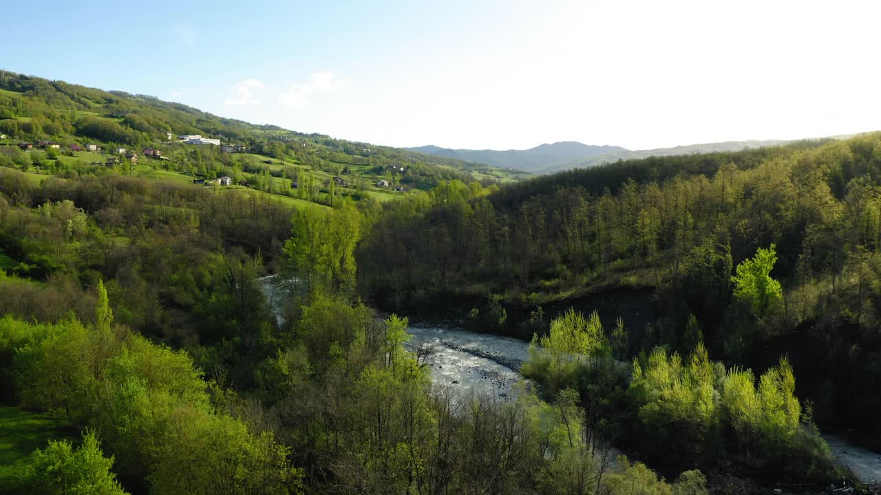 空中美丽的绿色山丘对天空，无人机飞行在流动的河流-亚平宁山脉，意大利视频素材