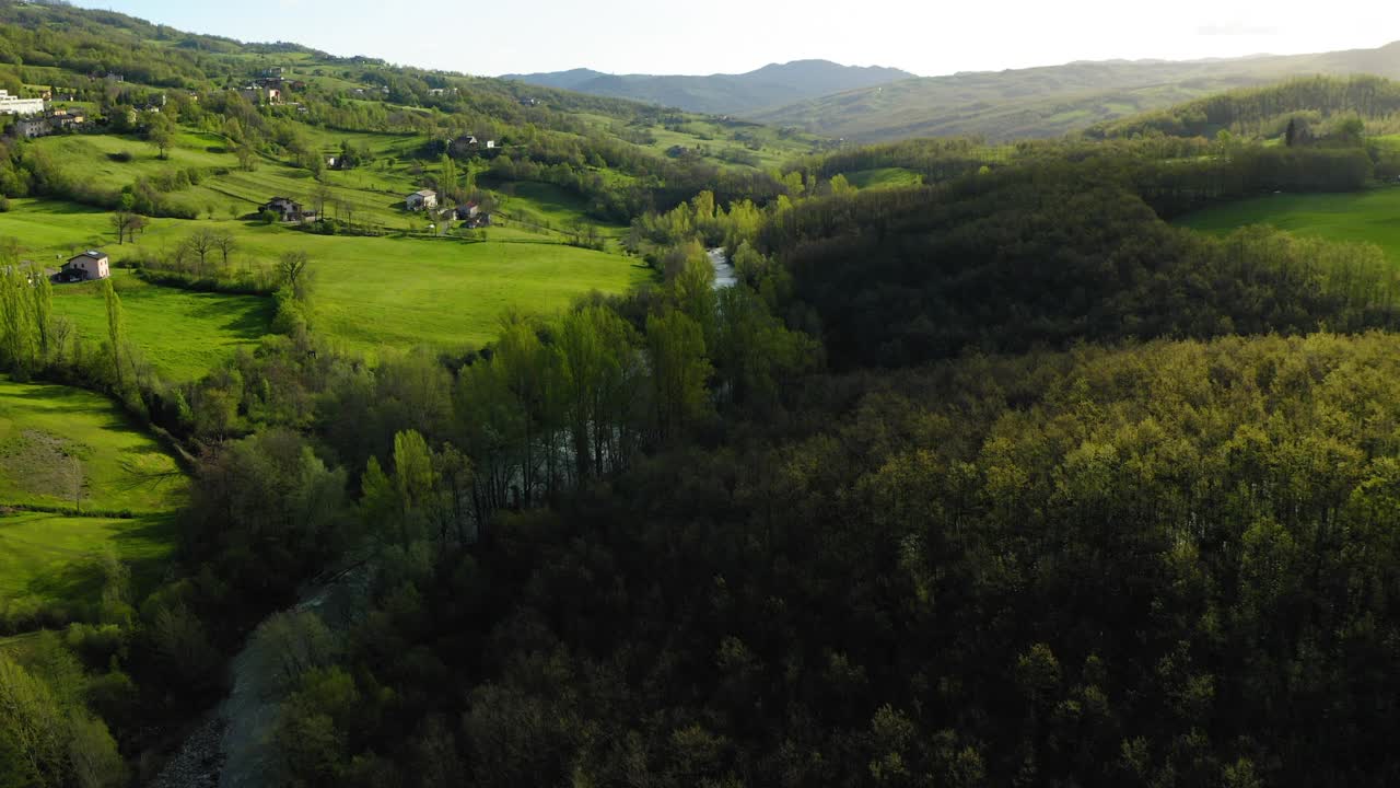 空中向前风景的河流在绿色的小山景观对天空-亚平宁山脉，意大利视频素材