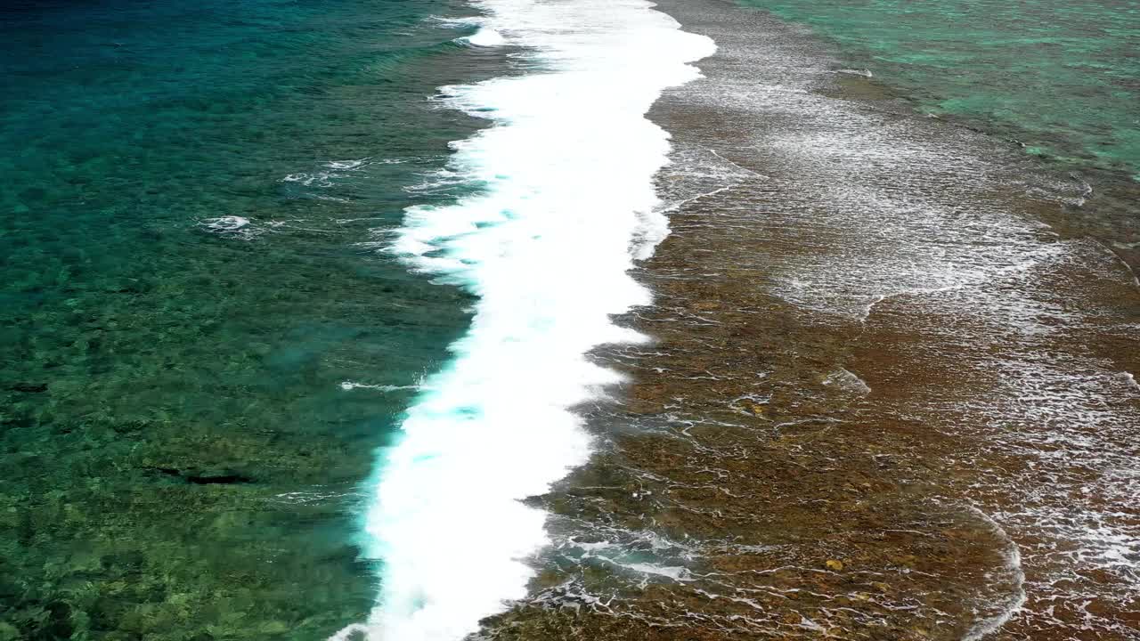 空中摇摄海洋中波浪的美丽镜头-塔希提，法属波利尼西亚视频素材