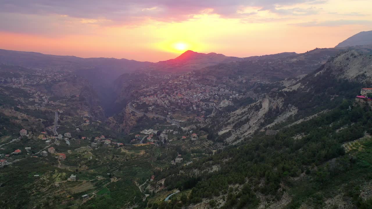 空中向前风景的房子在山上的景观在日落时的天空- Bsharri，黎巴嫩视频素材