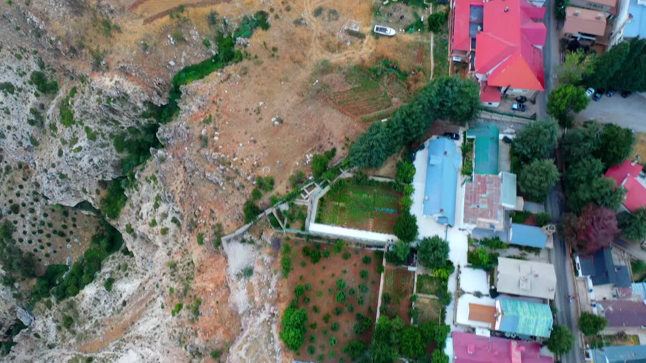 空中前进美丽的照片，在山上建造的建筑，汽车在路上移动-巴沙里，黎巴嫩视频素材