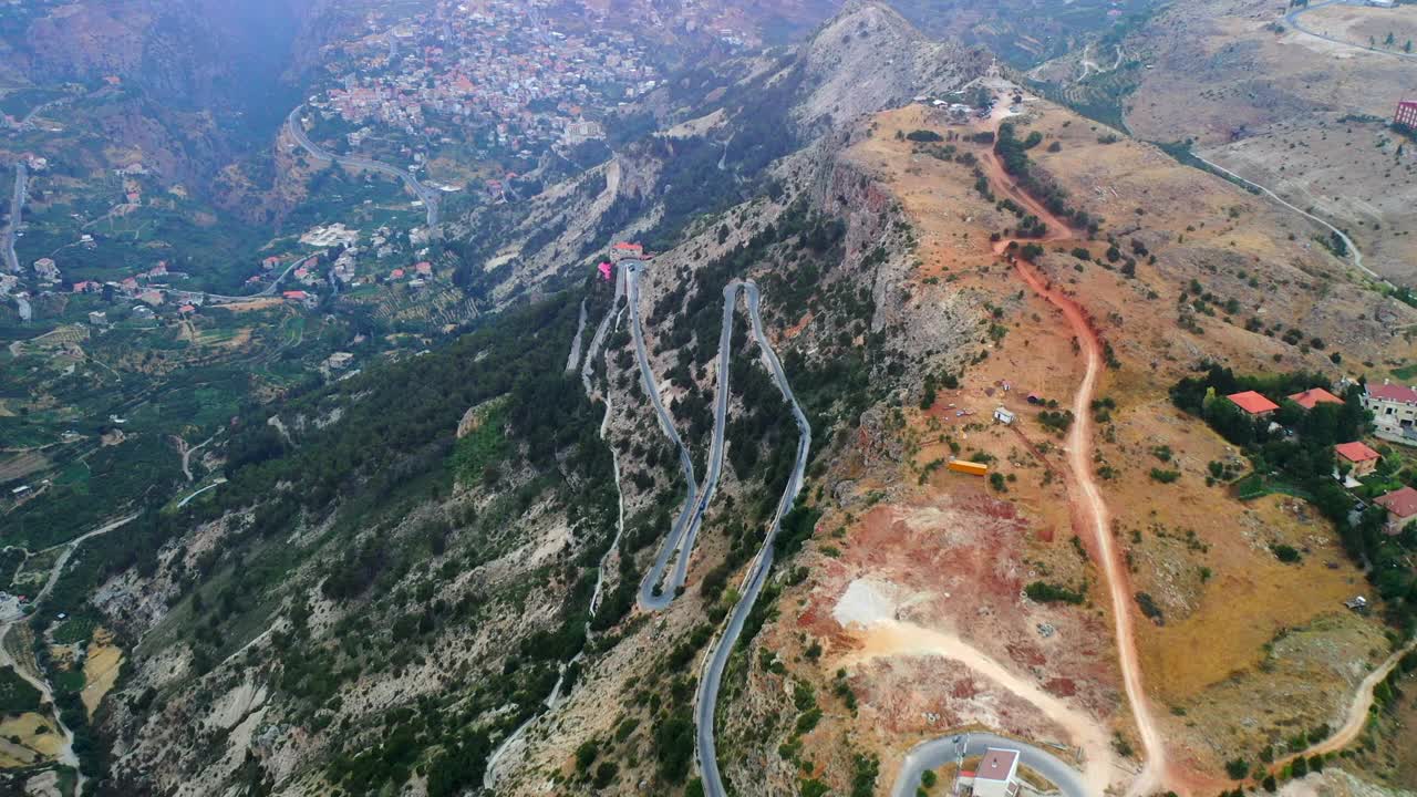 空中风景的植物在山上，无人机飞行在风景-巴沙里，黎巴嫩视频素材