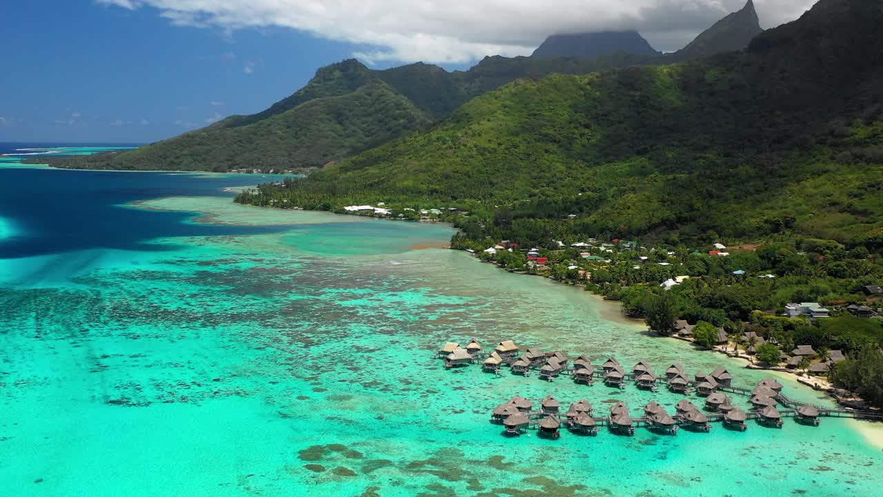 空中摇摄美丽的海滩小屋在岛上，无人机飞越绿松石海洋-塔希提，法属波利尼西亚视频素材