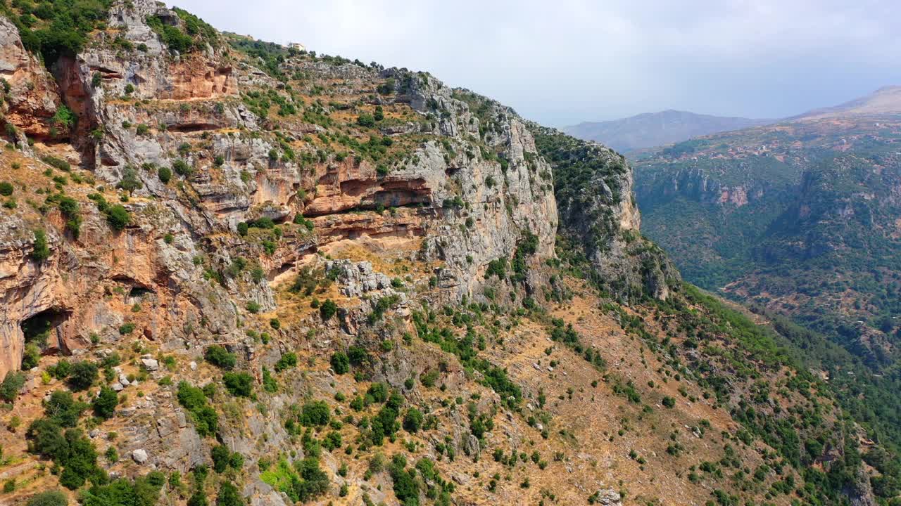 空中风景拍摄的建筑在山顶，无人机在植物上空向后飞行-巴沙里，黎巴嫩视频素材