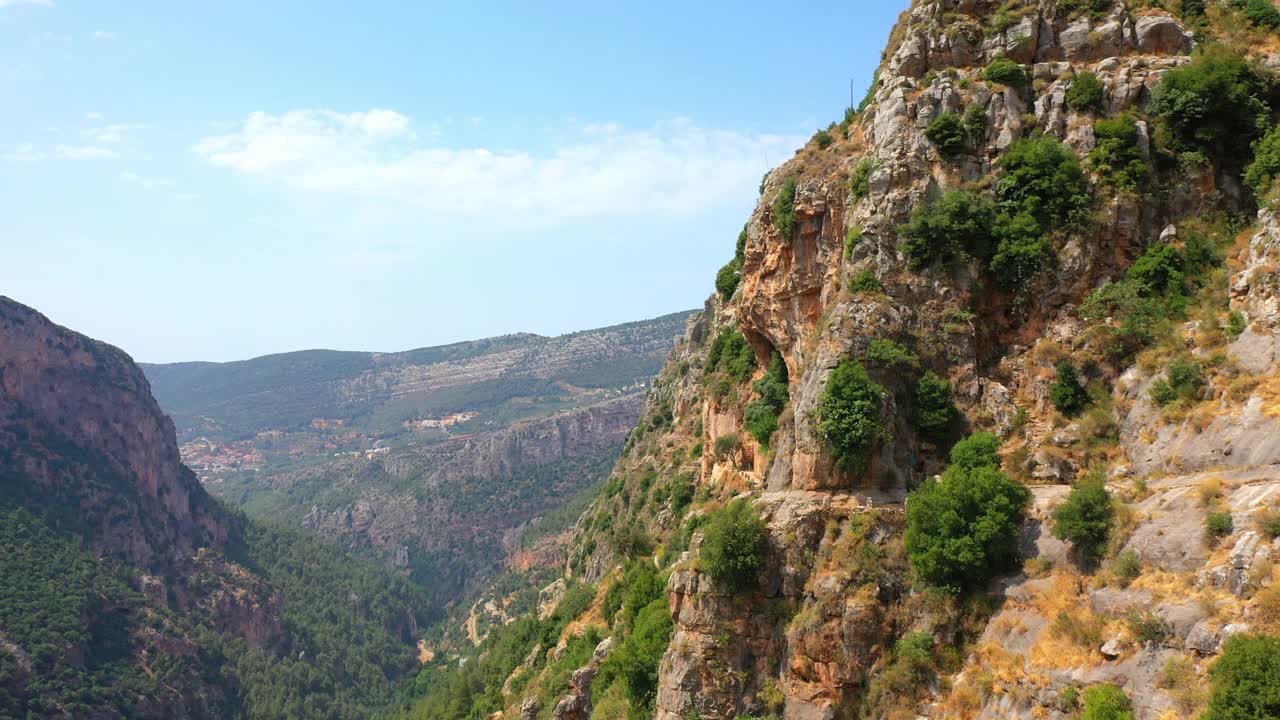 空中美丽的岩石形成对天空，无人机飞行在植物在山上- Bsharri，黎巴嫩视频素材