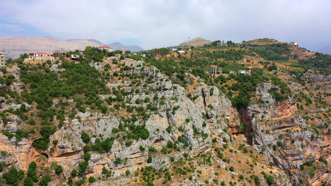 空中平移风景房屋的美丽镜头，无人机飞越山顶-巴沙里，黎巴嫩视频素材