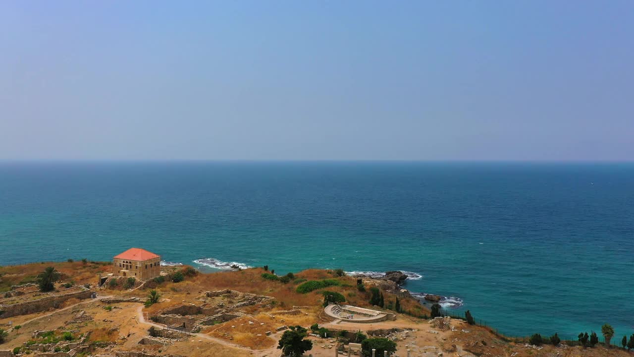 空中摇摄美丽的海景与晴空，无人机飞越风景-比布鲁斯，黎巴嫩视频素材