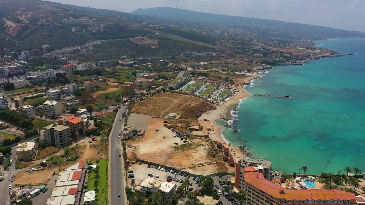 空中向前的美丽的镜头，道路在城市景观的海岸线-巴特鲁恩，黎巴嫩视频素材