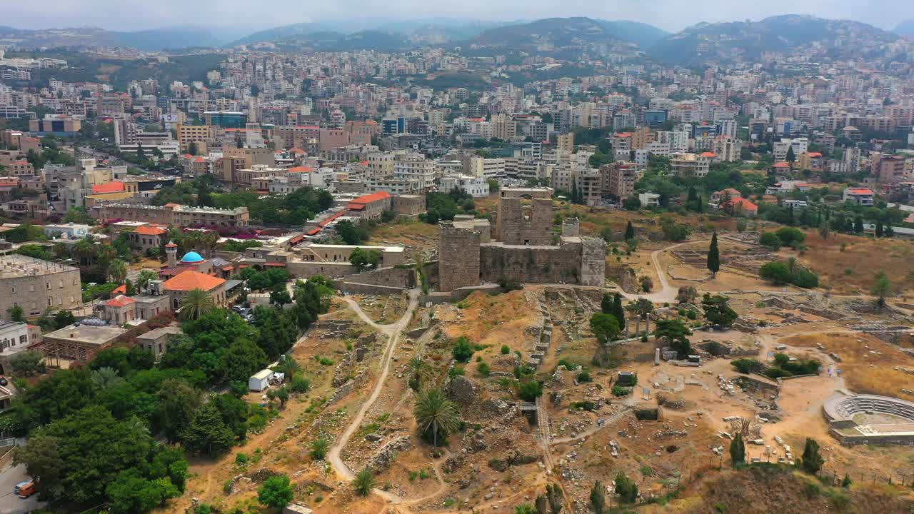 空中平移风景拍摄的住宅在城市景观-比布鲁斯，黎巴嫩视频素材