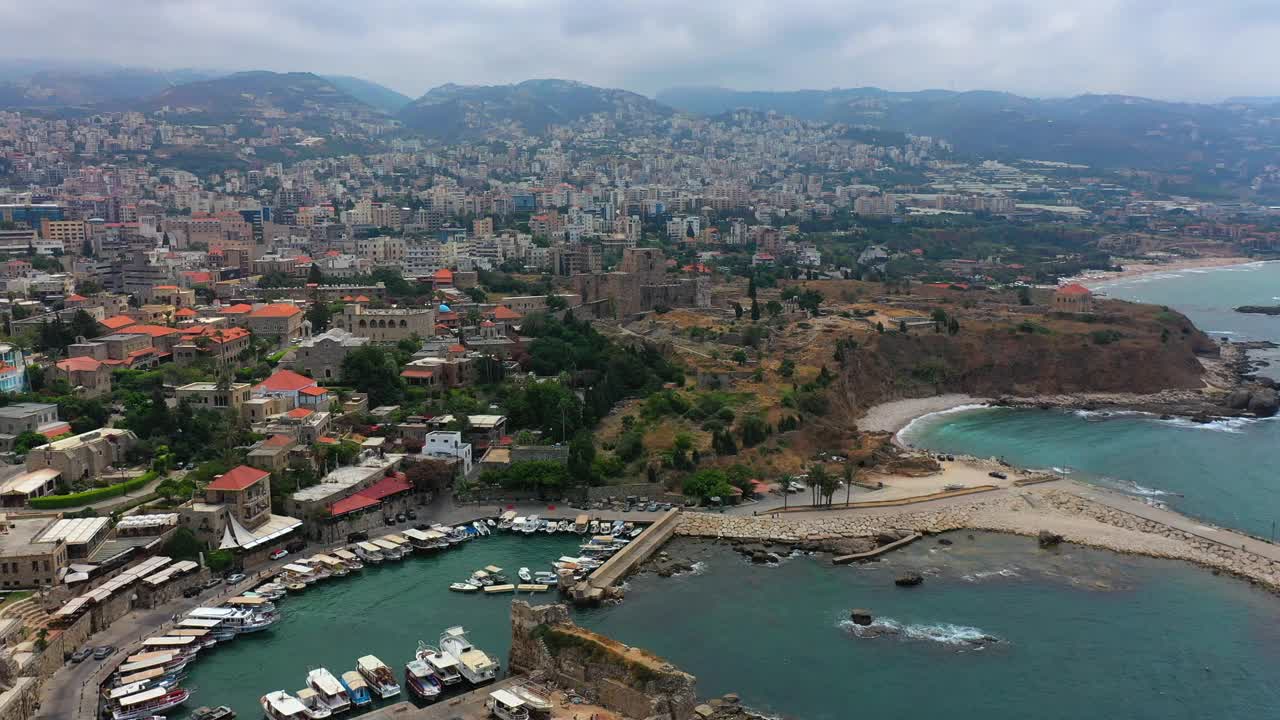 空中美丽的城市房屋的镜头，无人机向前飞行在海上的船只-比布鲁斯，黎巴嫩视频素材