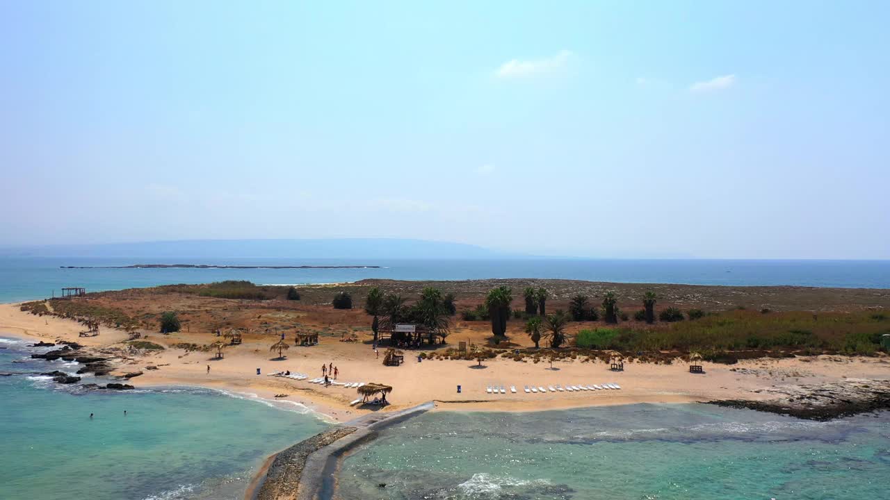 在阳光明媚的日子里，在海滩上度假的人们的航拍风景照片——黎巴嫩的的黎波里视频素材