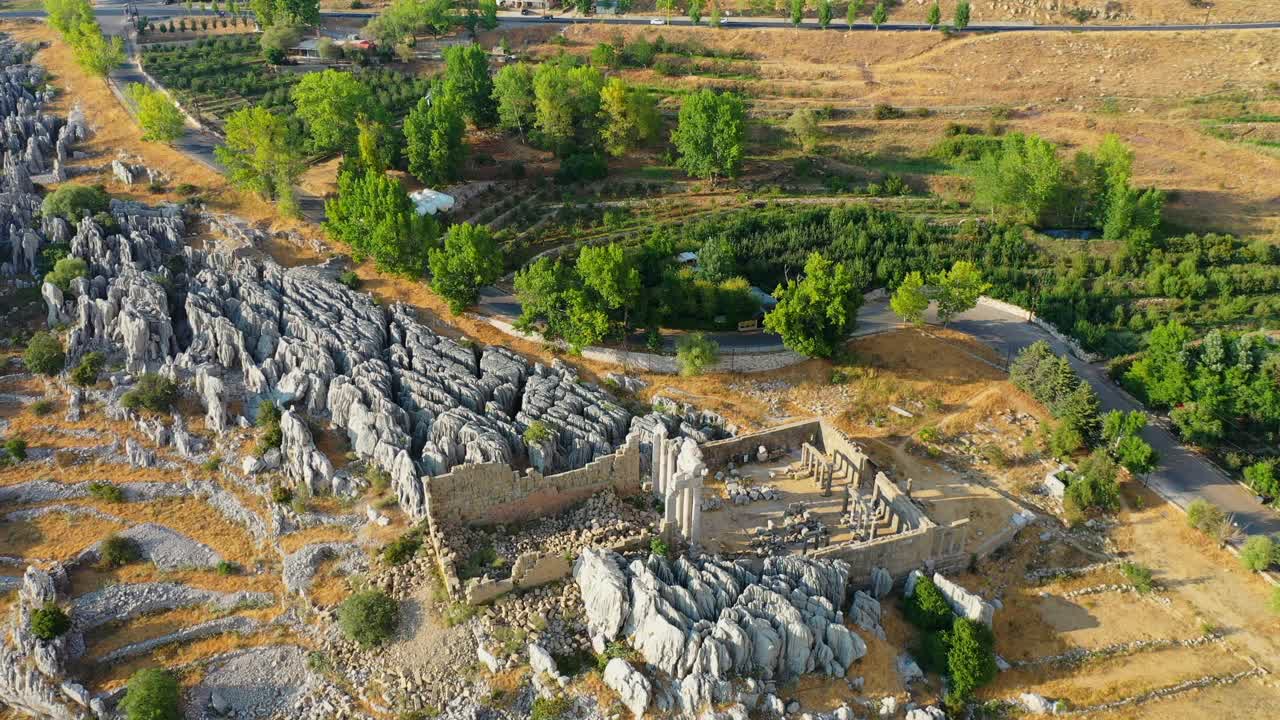 空中平移倒塌的结构在山上的美丽镜头，无人机飞越景观- Kfardebian，黎巴嫩视频素材