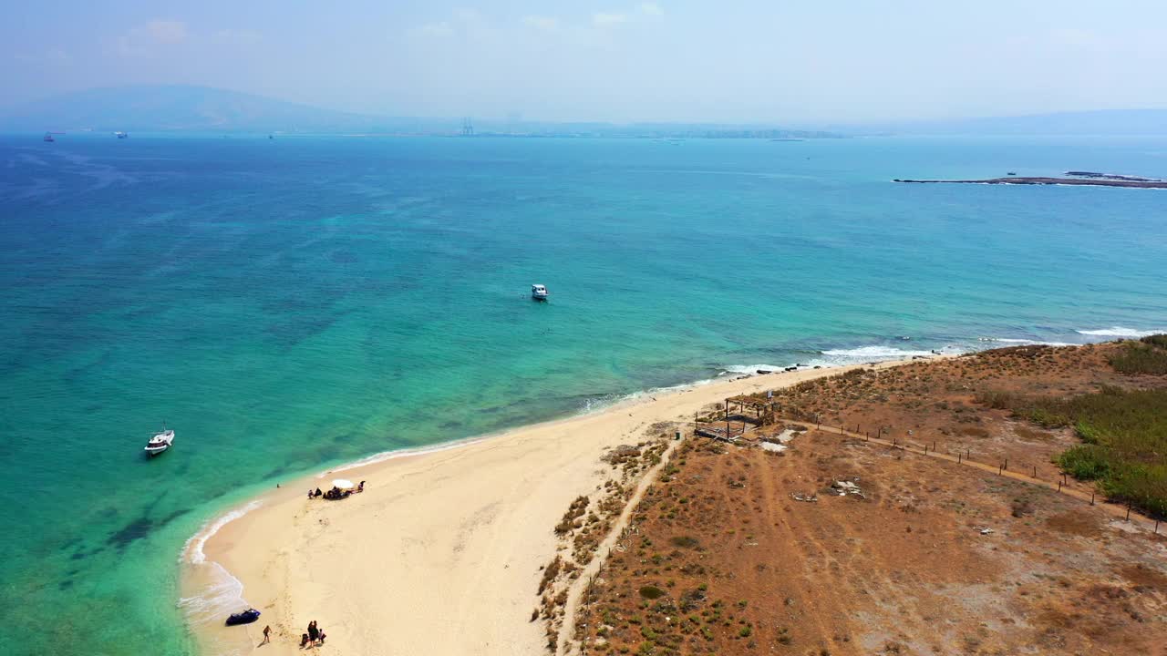 航拍海船在绿松石海，无人机降落在海滩-的黎波里，黎巴嫩视频素材