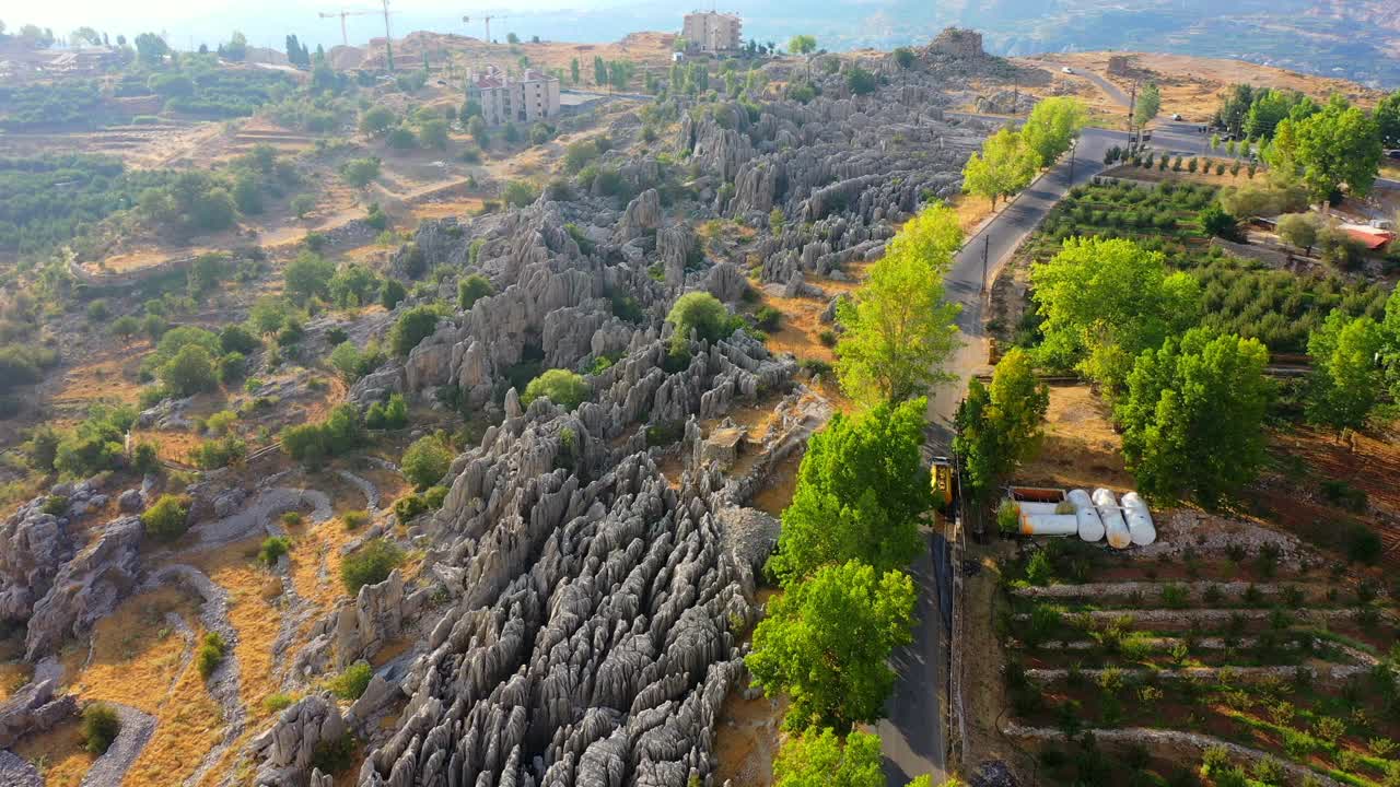 空中美丽的岩石在山顶，无人机飞行在损坏的结构- Kfardebian，黎巴嫩视频素材